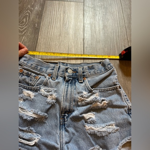 Levi’s Distressed High Rise Shorts Size 4 - Picture 6 of 6